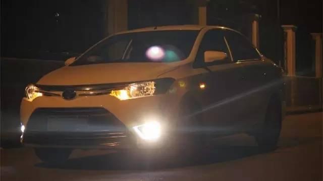 正确使用汽车雾灯是冬季行车安全必备的技能